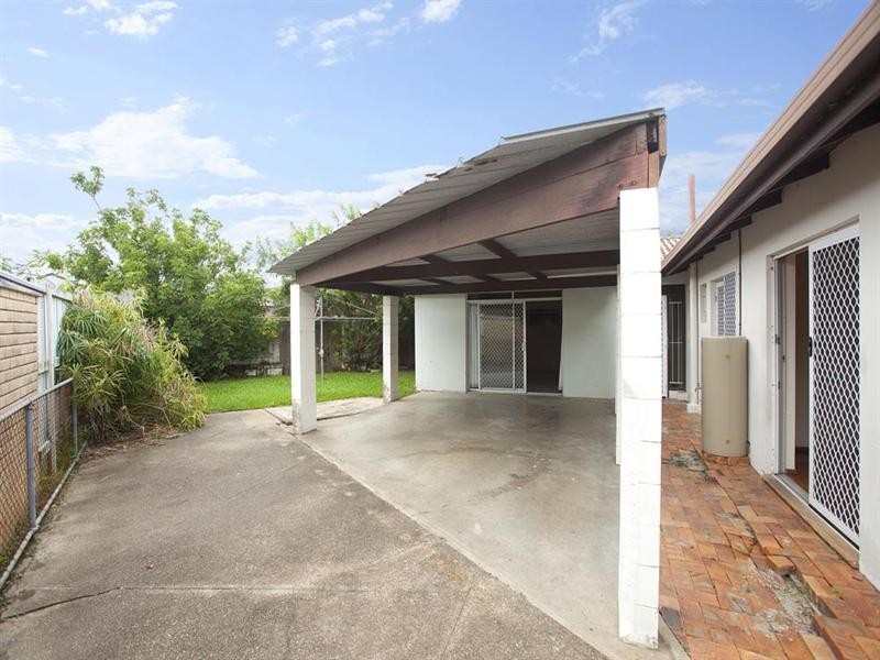 1 Starcross Street, Macgregor QLD 4109