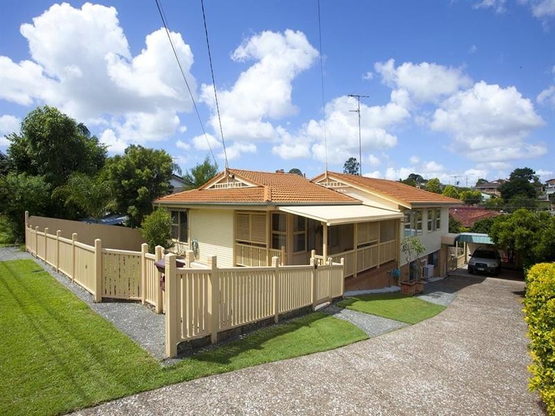 51 Valentia Street, Mansfield QLD 4122