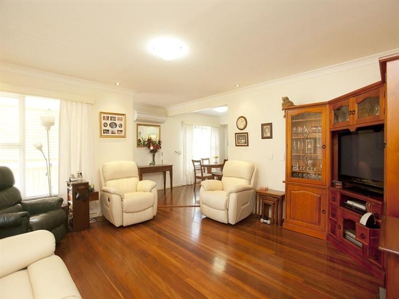 51 Valentia Street, Mansfield QLD 4122