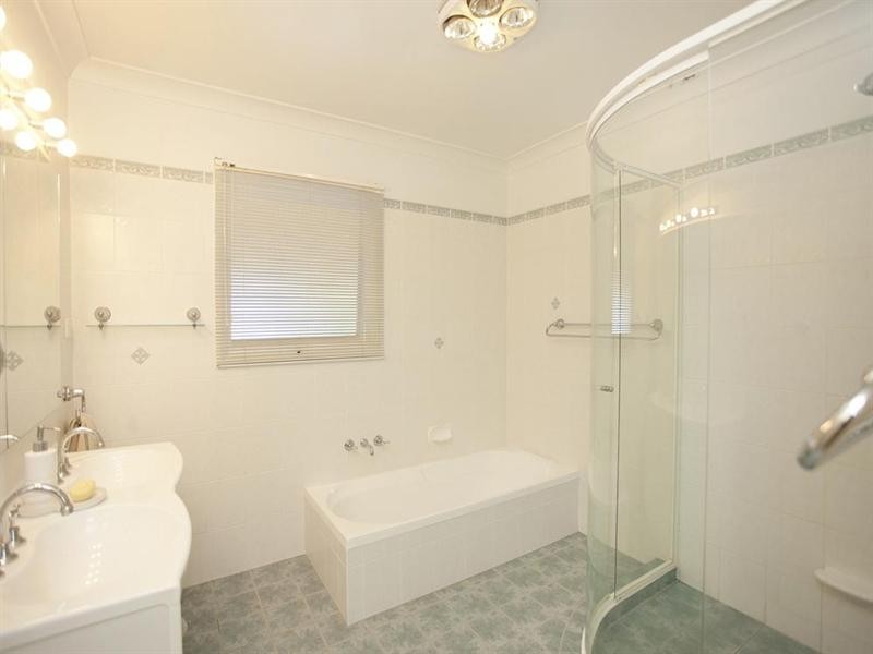 51 Valentia Street, Mansfield QLD 4122