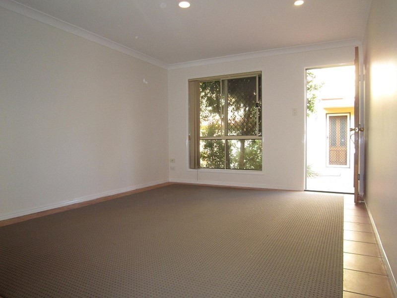 2/30-32 Iris Street, Holland Park West QLD 4121