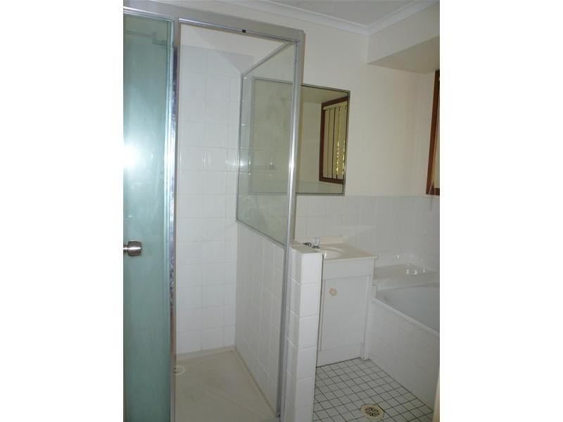 2/18 Wirth Terrace, Highland Park QLD 4211