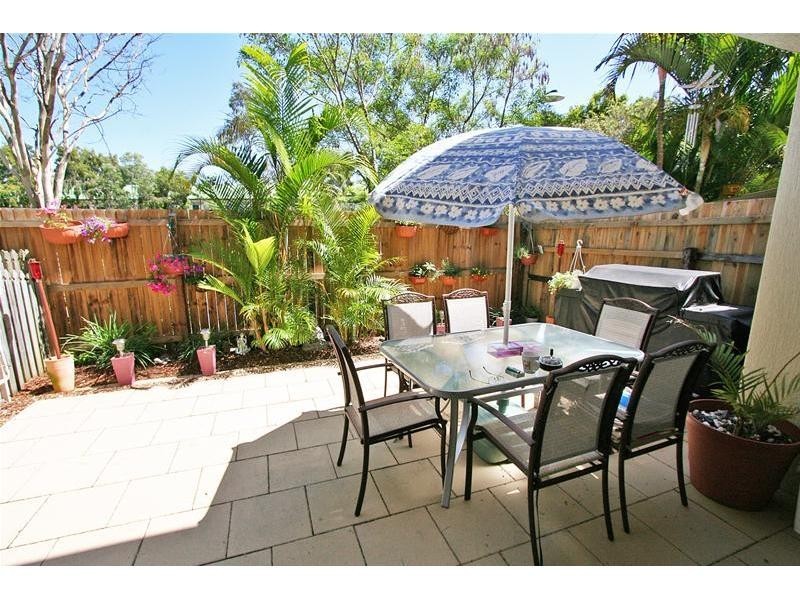 2/102 Alexander Drive, Highland Park QLD 4211