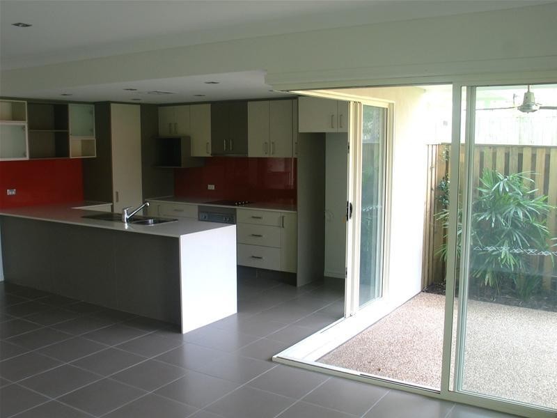 2/128 Falconer Street, Southport QLD 4215