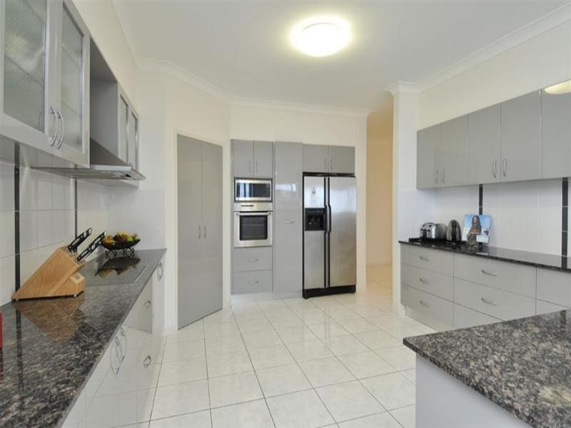 11 Chevron Rise, Highland Park QLD 4211