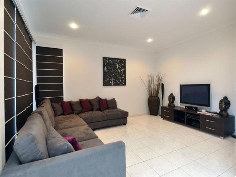 11 Chevron Rise, Highland Park QLD 4211