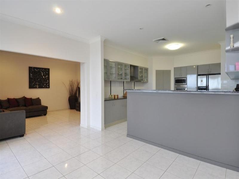 11 Chevron Rise, Highland Park QLD 4211