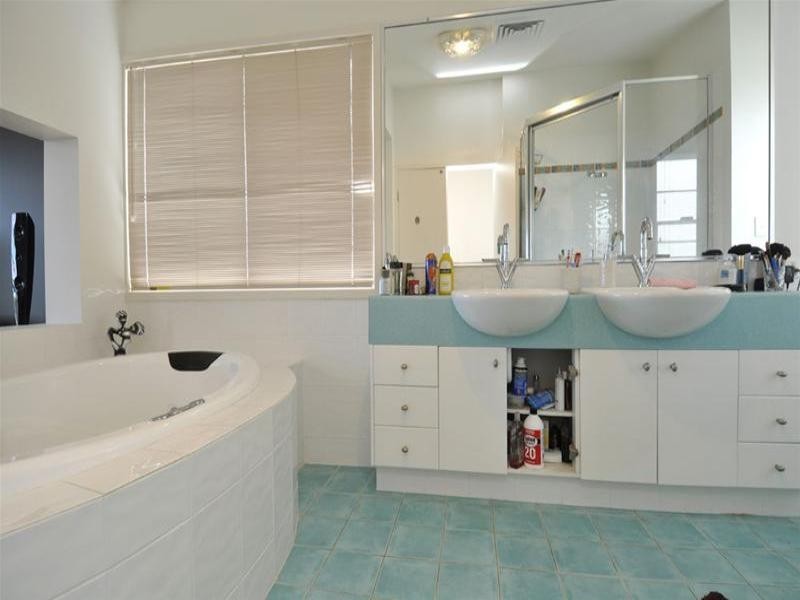 11 Chevron Rise, Highland Park QLD 4211