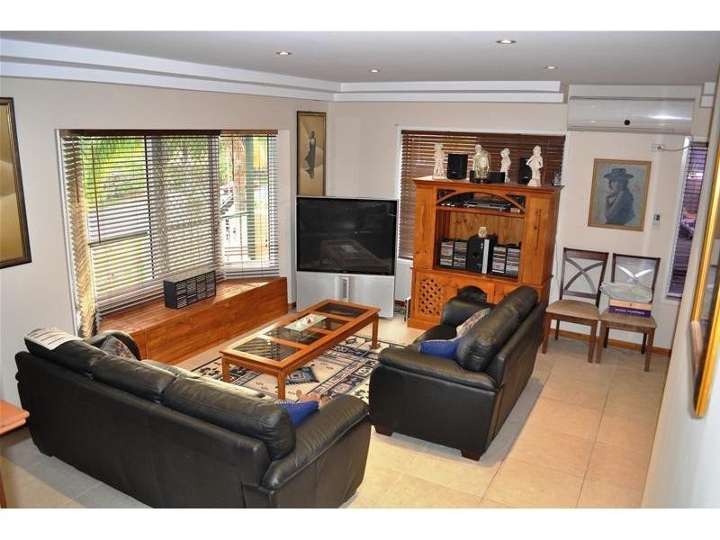 16 Windsor Place, Molendinar QLD 4214