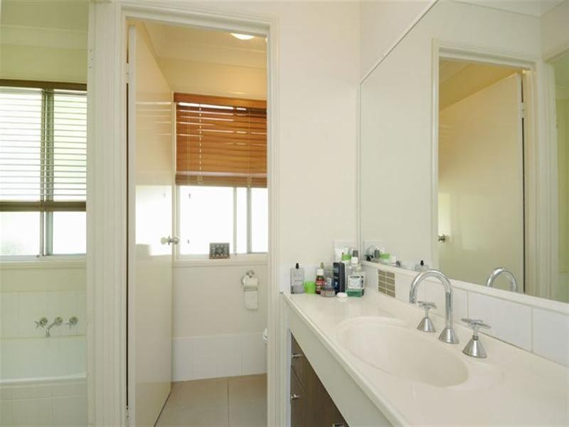 9 Amethyst Court, Carrara QLD 4211