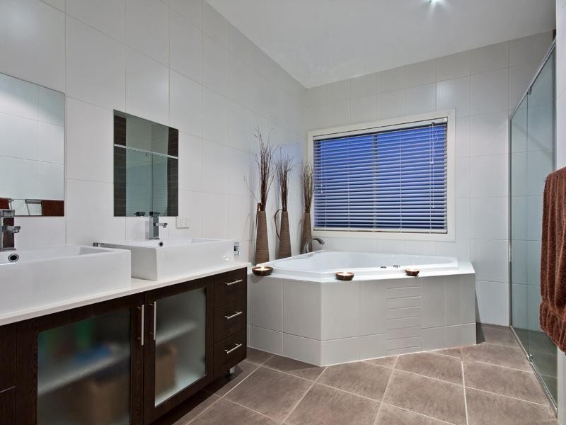 11 Salvado Drive, Pacific Pines QLD 4211