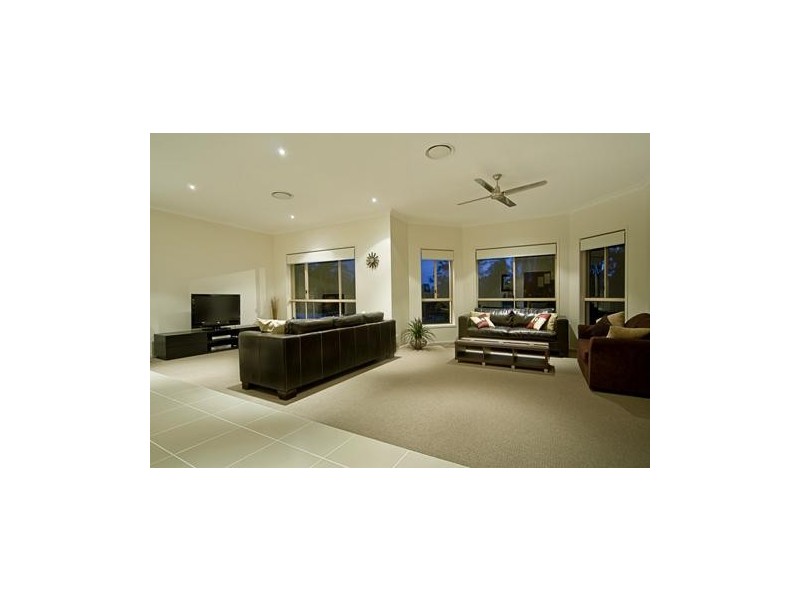 17 Clarence Drive, Helensvale QLD 4212