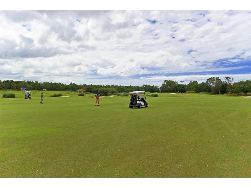 8864 Magnolia Drive East, Hope Island QLD 4212