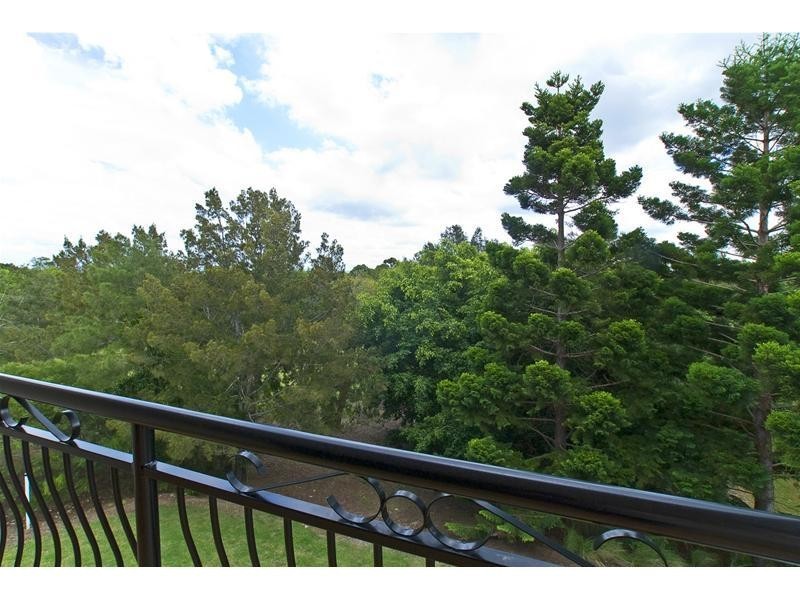 8864 Magnolia Drive East, Hope Island QLD 4212