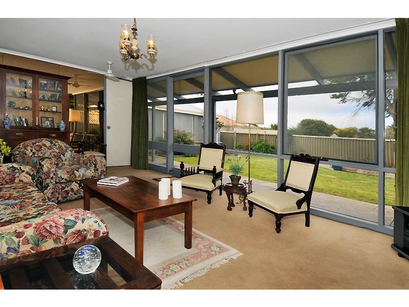 9 NAMBOUR Crescent, West Lakes Shore SA 5020