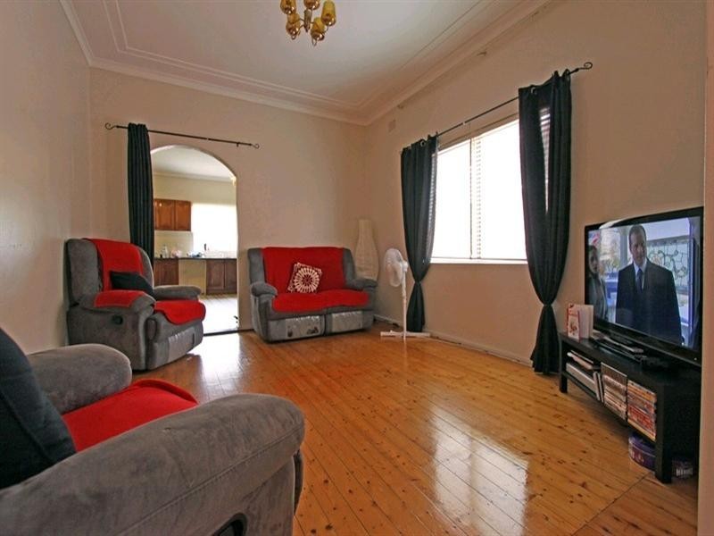 4 Windsor Avenue, Croydon Park NSW 2133