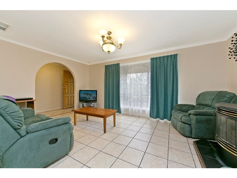 9 Moore Crescent, St Agnes SA 5097