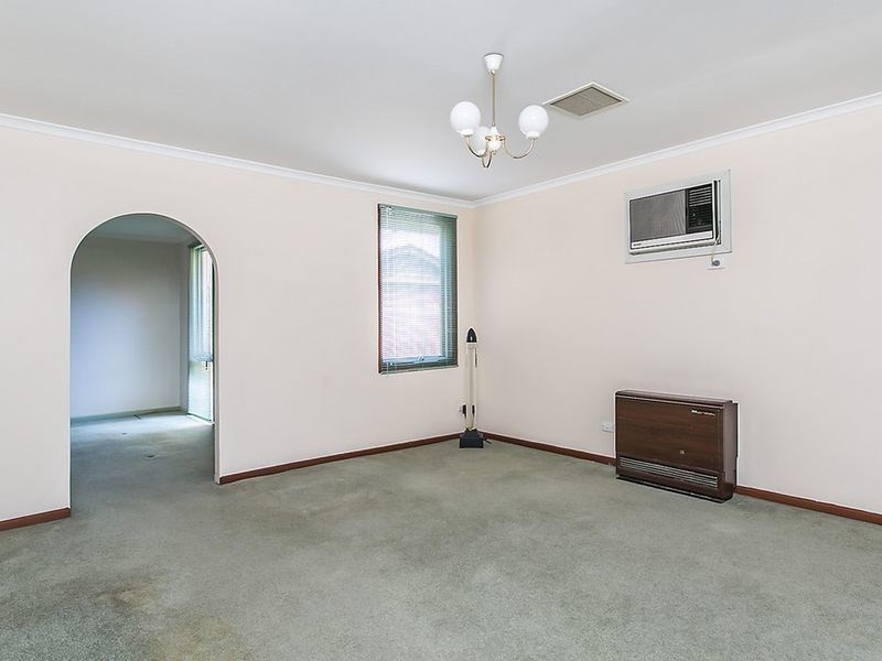 1 chaddenwick Road, Elizabeth Vale SA 5112