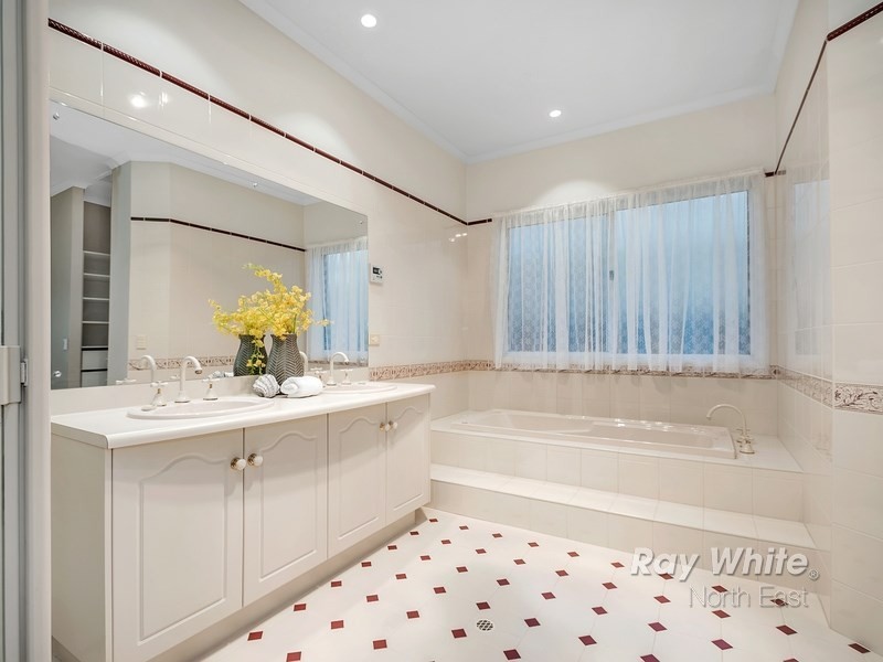 18 Sheaoak Drive, Mawson Lakes SA 5095