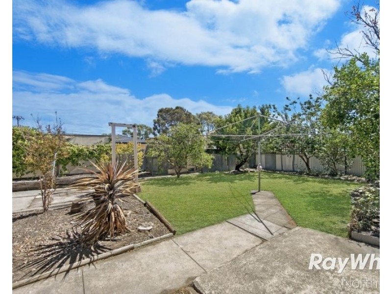 4 Lorraine Avenue, Para Vista SA 5093