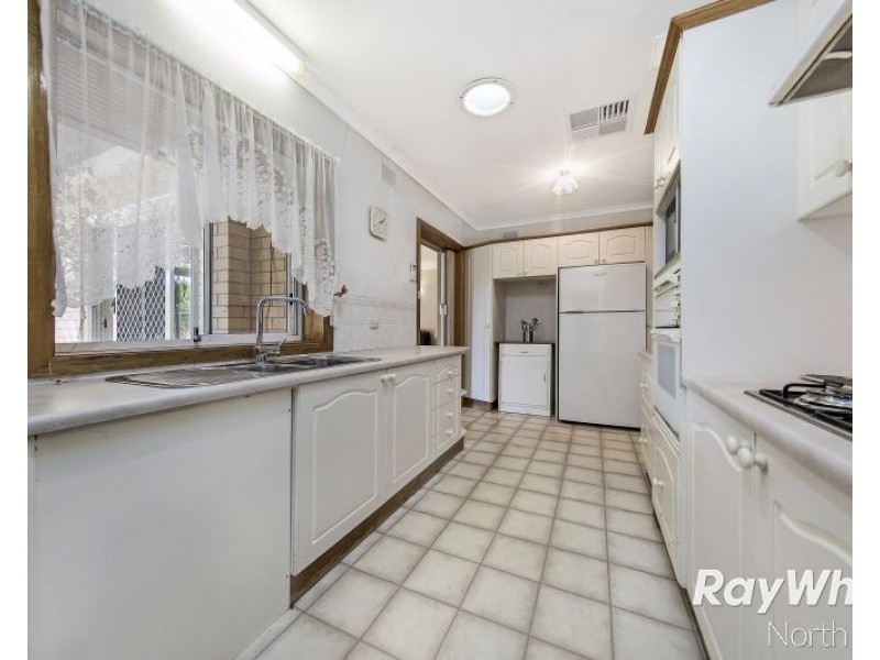 4 Lorraine Avenue, Para Vista SA 5093