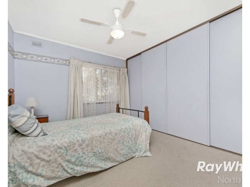 4 Lorraine Avenue, Para Vista SA 5093