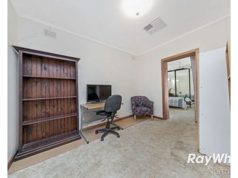 4 Lorraine Avenue, Para Vista SA 5093