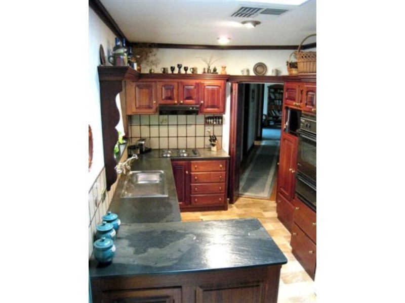 1 Helen Terrace, Valley View SA 5093