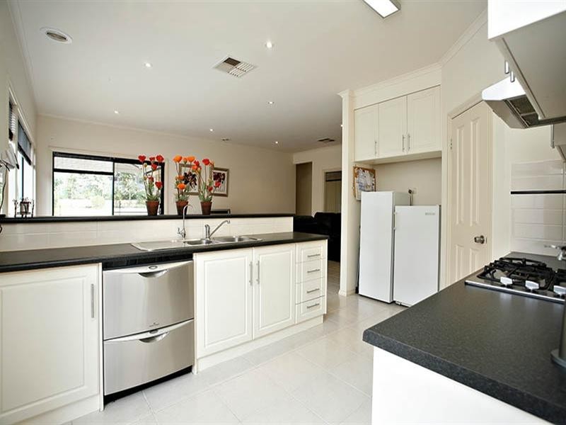 17 Janlyn Road, Vista SA 5091