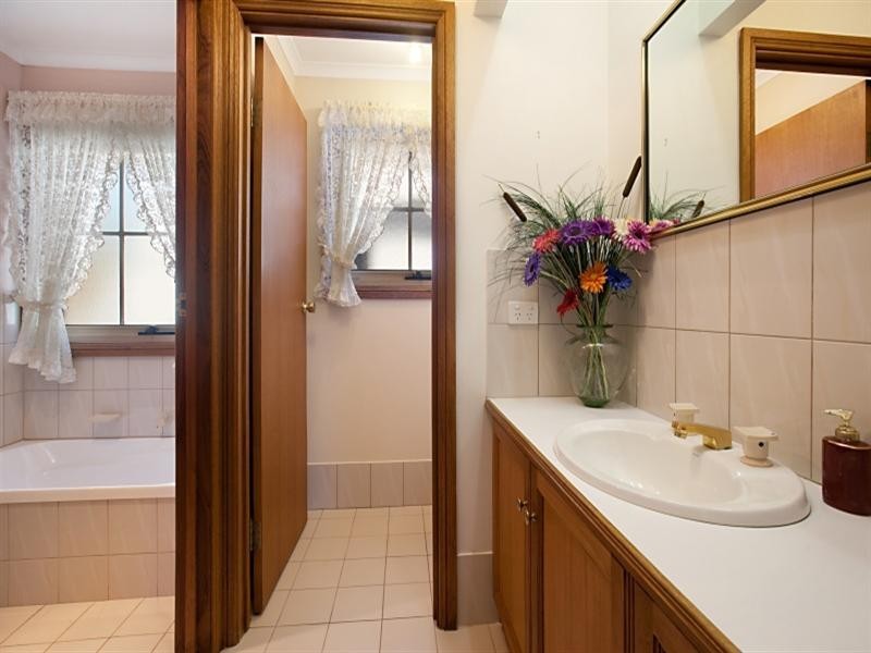 2 Zinfandel Avenue, Wynn Vale SA 5127