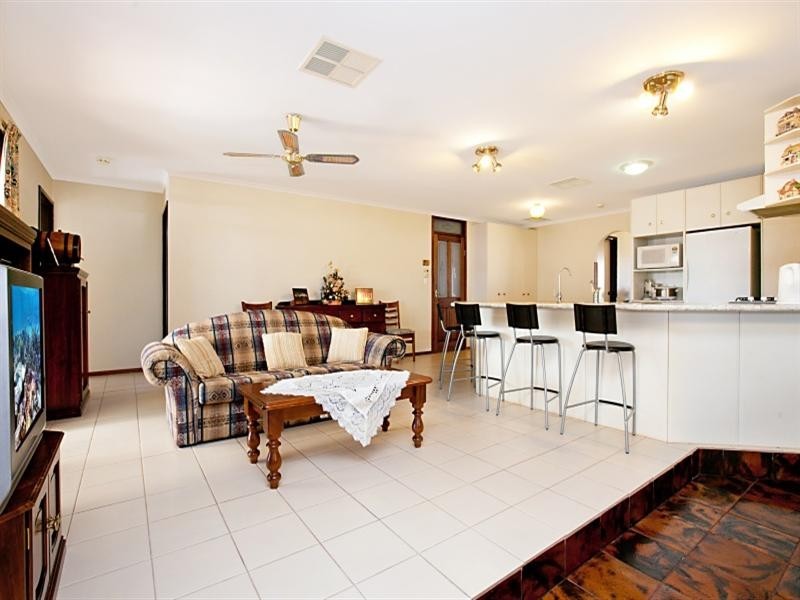 18 Mary-Alice Drive, Para Hills SA 5096