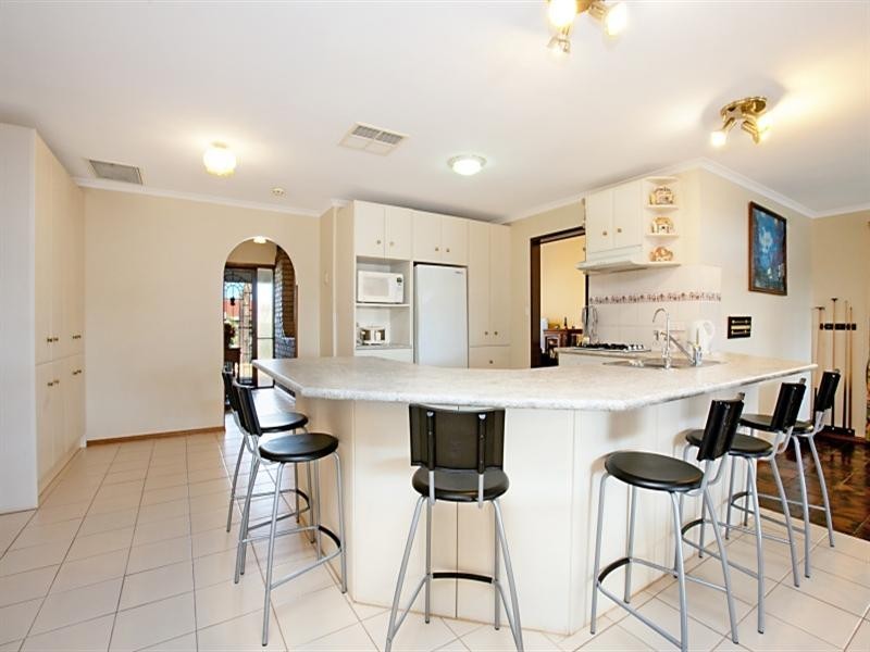 18 Mary-Alice Drive, Para Hills SA 5096