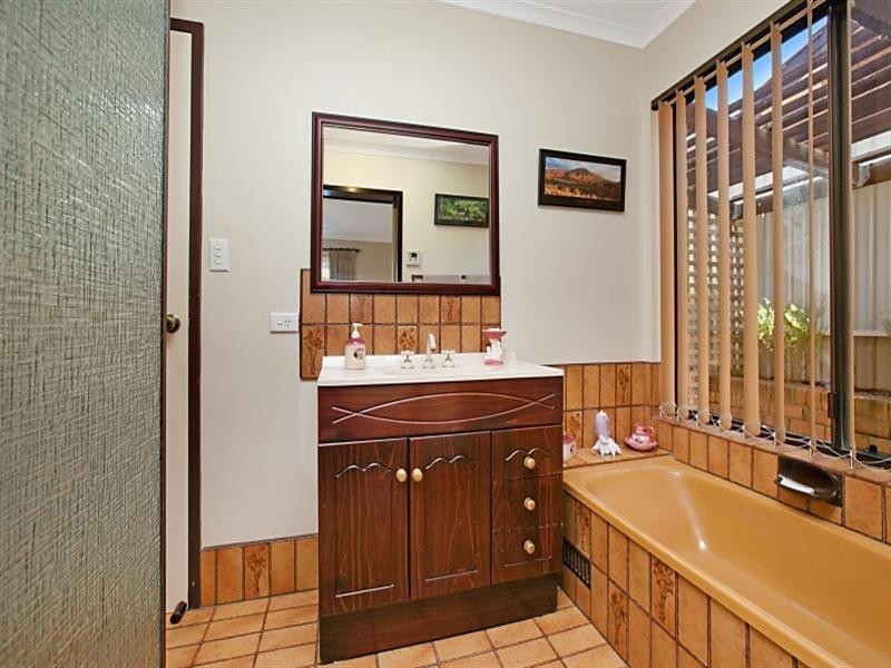 18 Mary-Alice Drive, Para Hills SA 5096