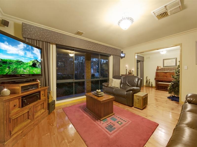 11 Hinkler Crescent, Modbury Heights SA 5092