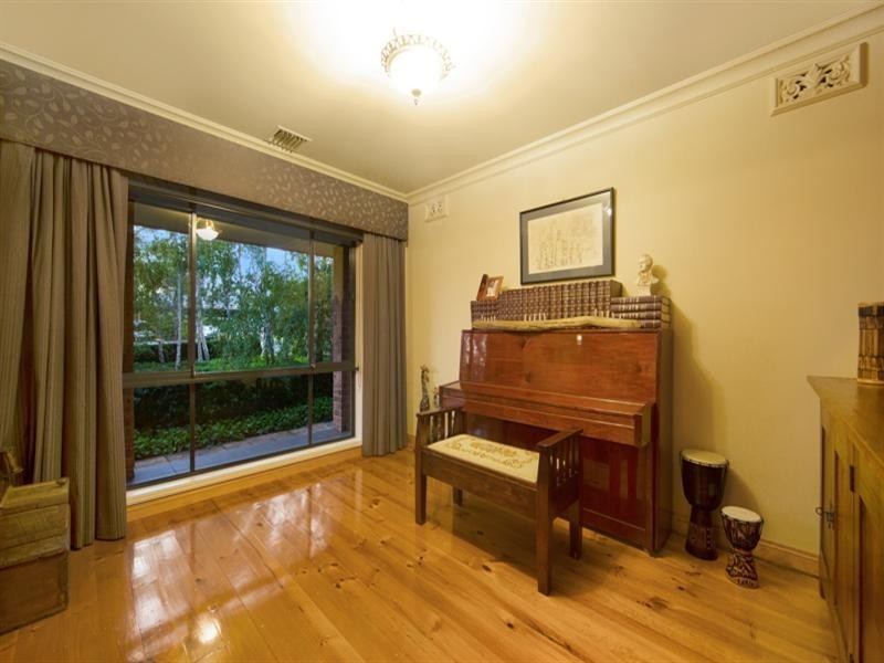 11 Hinkler Crescent, Modbury Heights SA 5092