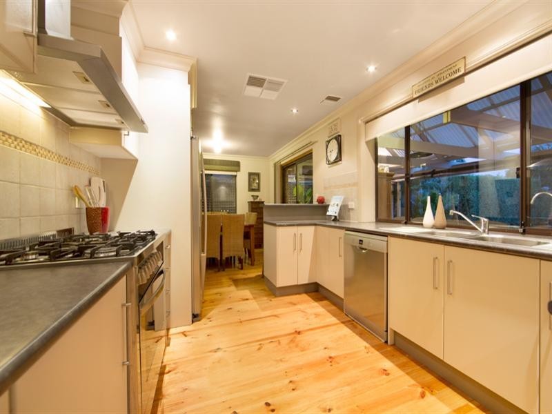 11 Hinkler Crescent, Modbury Heights SA 5092