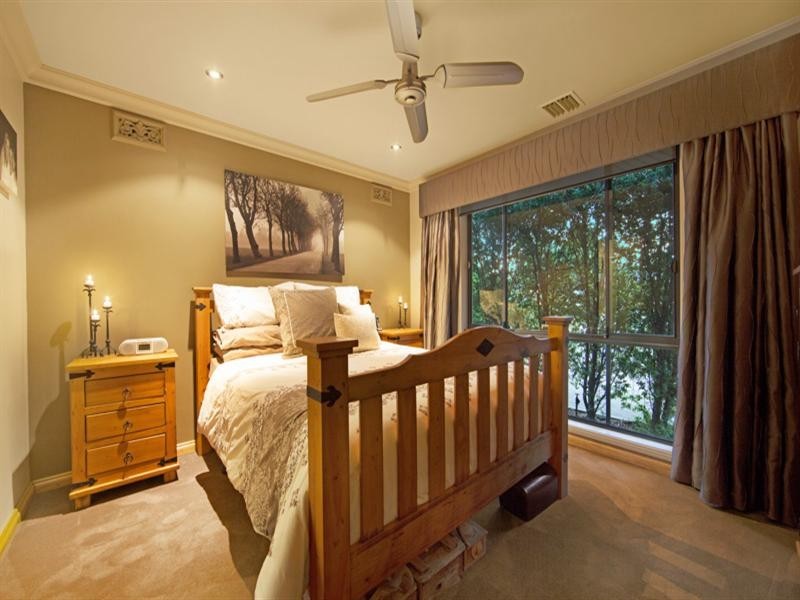 11 Hinkler Crescent, Modbury Heights SA 5092