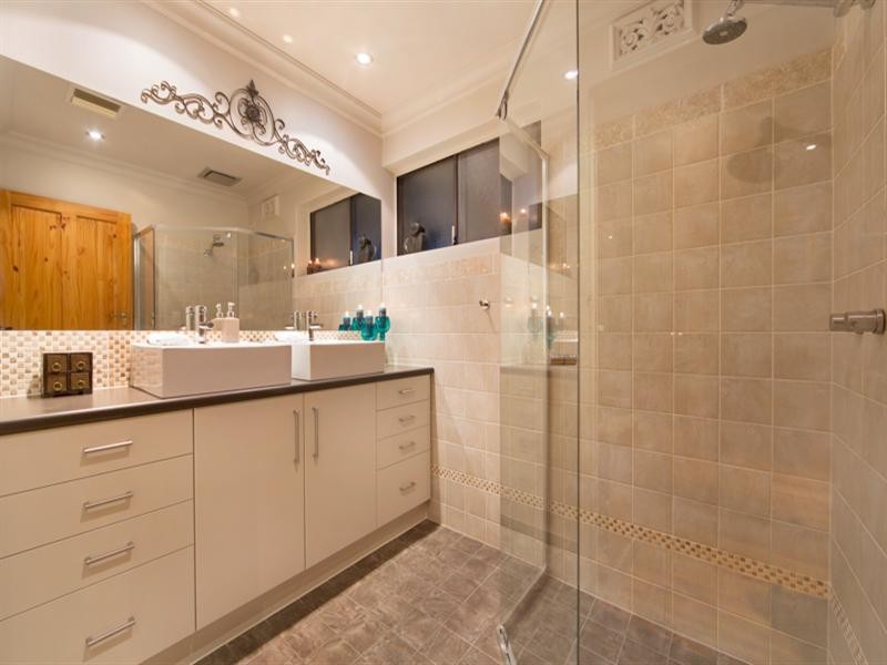 11 Hinkler Crescent, Modbury Heights SA 5092