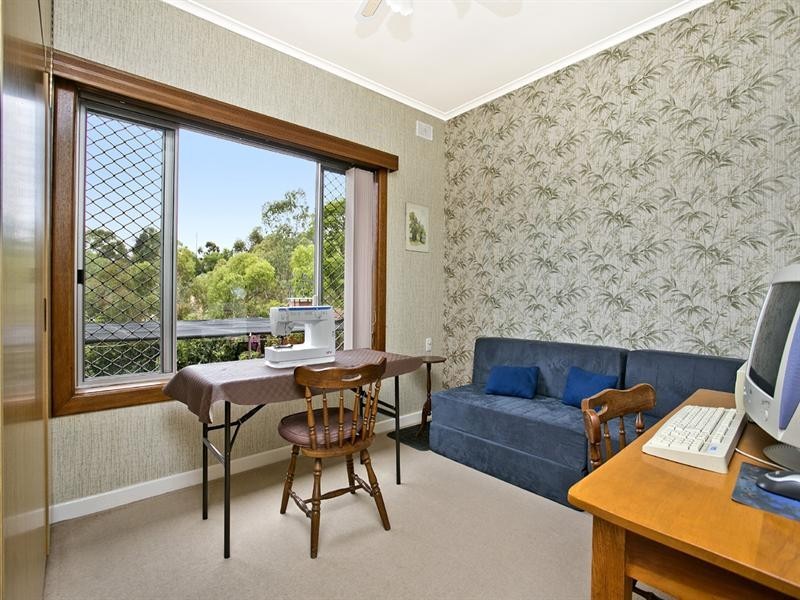 4 Grantham Place, Valley View SA 5093