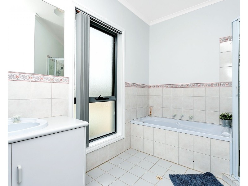 8 Seaview Avenue, Hallett Cove SA 5158