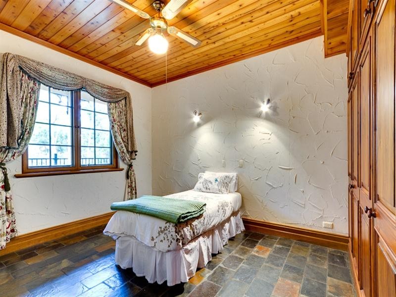 16 Grevillea Crescent, Stonyfell SA 5066