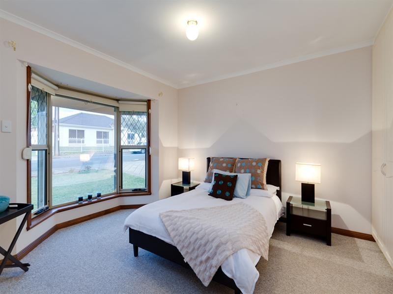 2 Regent Avenue, Clovelly Park SA 5042