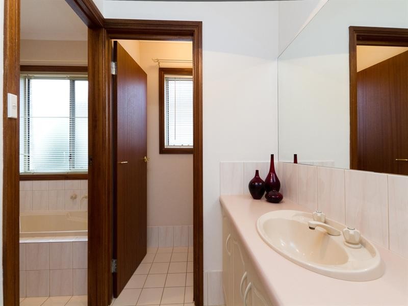 2 Regent Avenue, Clovelly Park SA 5042