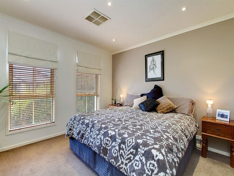 16 Mundulla Avenue, Woodcroft SA 5162