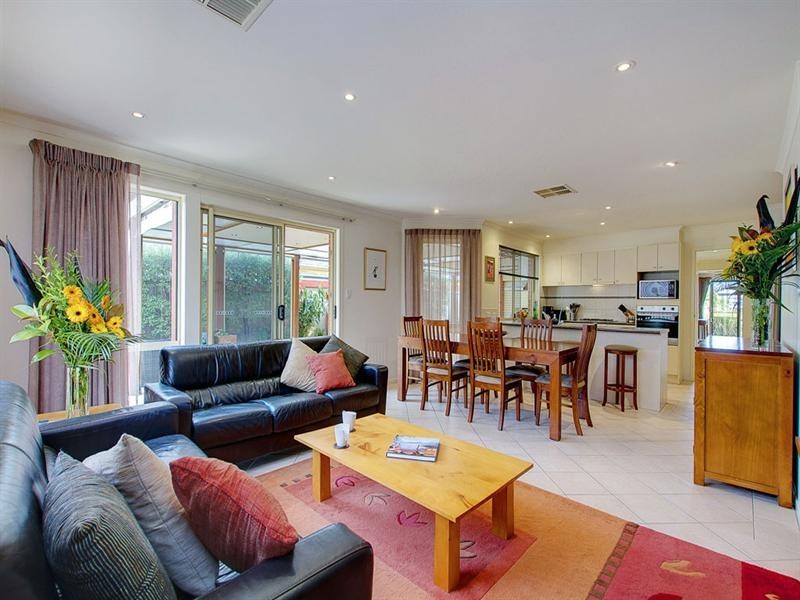 16 Mundulla Avenue, Woodcroft SA 5162