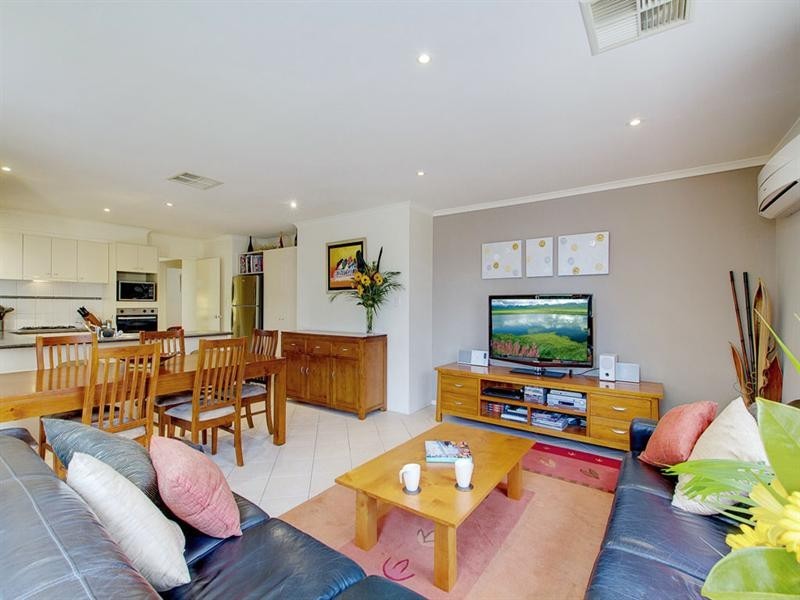 16 Mundulla Avenue, Woodcroft SA 5162