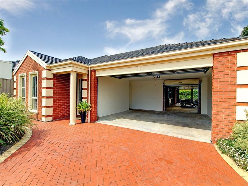 16 Mundulla Avenue, Woodcroft SA 5162