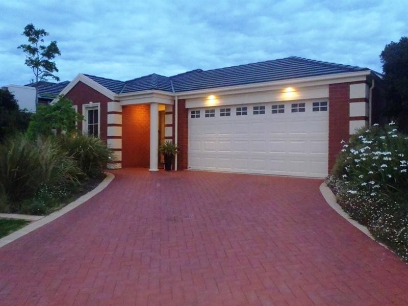 16 Mundulla Avenue, Woodcroft SA 5162