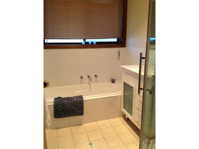 2 Lexcen Grove, Happy Valley SA 5159