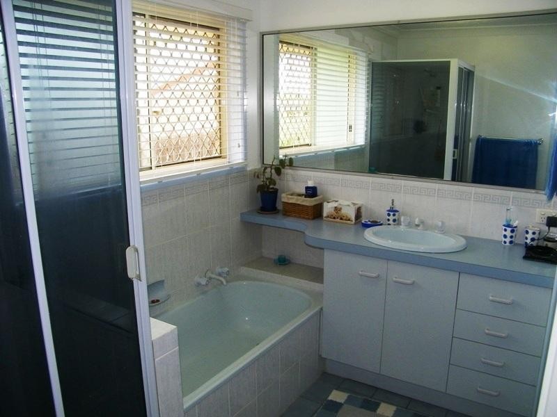 8 Mark Court, Raceview QLD 4305